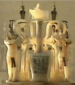 Vase d'albtre exposs au Muse du Caire